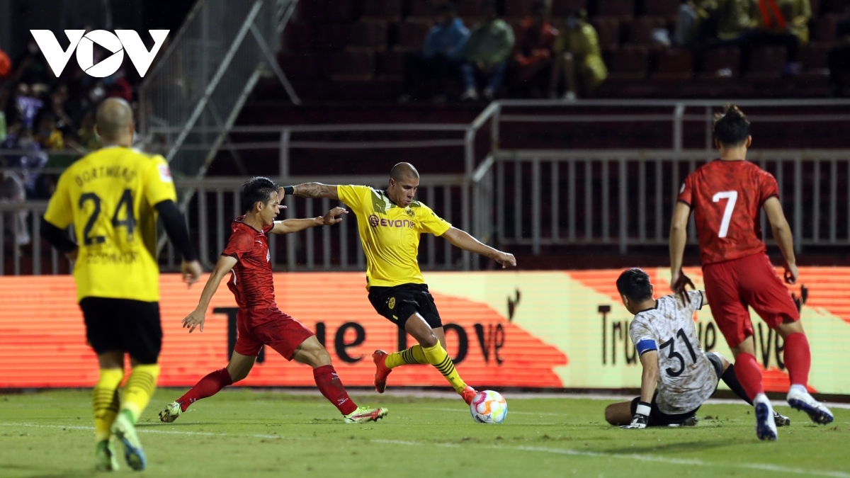 Electric atmosphere as Dortmund Legends trounce Vietnam All Stars in friendly
